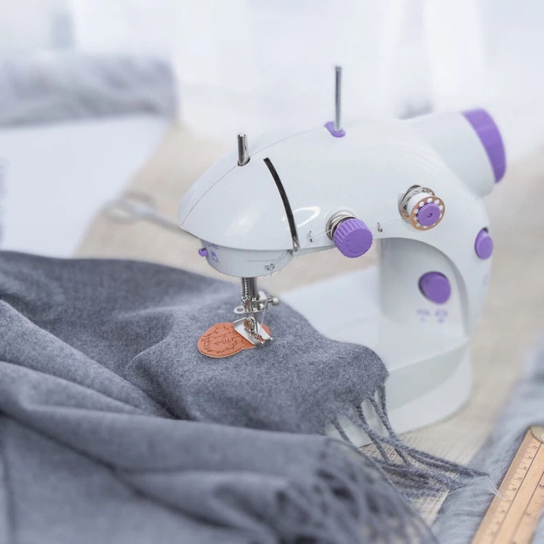 Mini Máquina de Coser 4 en 1 – ¡Costura fácil al alcance de tu mano! 🧵